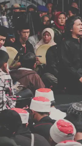 Hasbunallah wa ni’mal wakilNi’mal maula wa ni’man nashirCukuplah Allah menjadi Penolong kami dan Allah adalah sebaik-baik Pelindung#mbahnun#caknun #maiyah #kiaikanjeng #hasbunallah #hasbunallahwanikmalwakil #sinaubareng