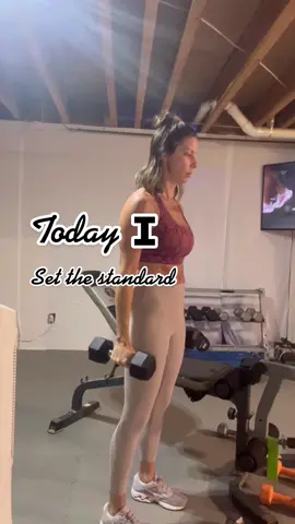 Push yourself every day to GROW. You can do so much more than you THINK you can 💪🏻💪🏻 #workout #Fitness #workoutathome #basementgym #fitmom #liftheavy #fitspo #amazonoutfits