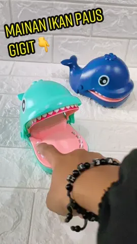 Games terbaru untuk anak usia 3+ edisi whale dimana setiap pemain menekan gigi whale saat terbuka secara bergantian, apabila tidak berhati-hati dalam menekan maka mulut whale akan menutup secara mendadak, menggigit jari tangan dan membuat suasana menjadi terkejut atau kaget. Apabila beruntung maka mulut whale tidak akan menutup dan apabila menutup dia dinyatakan gugur atau kalah. Bahan material plastik halus yang aman,  ukuran 16cmx10cmx9cm #MenjadiIndonesia #mainanikangerak #mainanikanpausgigitjari #fypシ #viraltiktok #hiburananak #mainanterbaru2022 #fyp