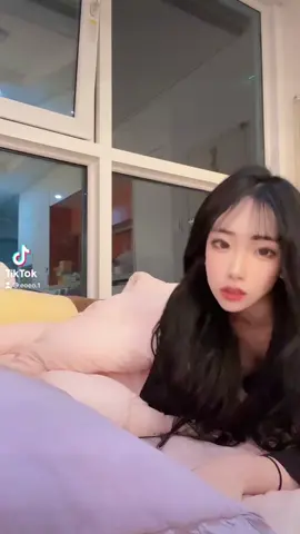 니네가 하고 트위터에 나 올라왔다며 알려주던 영상 창문을봐라 누가있냐..? 그리고 방에서 소리가 어째 저리나냐?