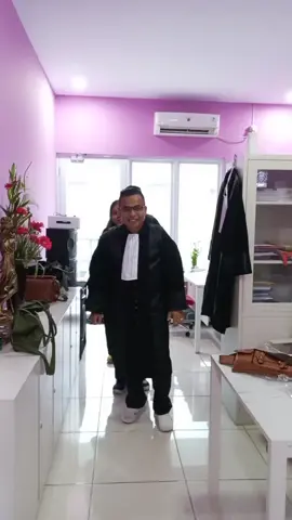 Berdiri tegak pada KEBENARAN & KEADILAN. Semoga bisa menjadi ADVOKAT / PENGACARA yg JUJUR, KOMPETEN & BERETIKA. Akhirnya baju TOGA ADVOKAT kelar juga & keren banget tinggal menunggu PELANTIKAN & SUMPAH ADVOKAT di PENGADILAN TINGGI BANTEN. Mantap#peradi#advokatmuda#advokatsukses* MERPIN PAKPAHAN, S.H., M.H. *