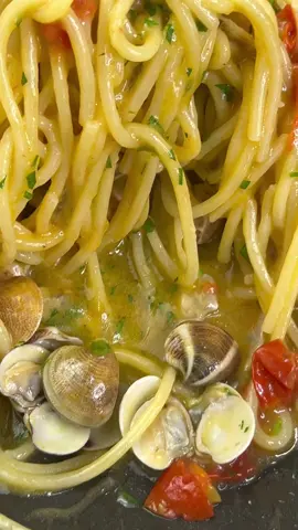 Spaghetti sbagliati? Ditemelo voi! 😃🥰 #ricettepervoi #tiktokfood #pasta #italianrecipe #spaghettiallevongole 