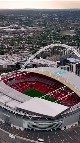 The iconic Wembley Stadium in London, England 🏴󠁧󠁢󠁥󠁮󠁧󠁿🏟🇬🇧 #wembley#wembleystadium#football#stadium#london#england#viral#fyp#fouryou#fy#foryoupage#worldwalkerz