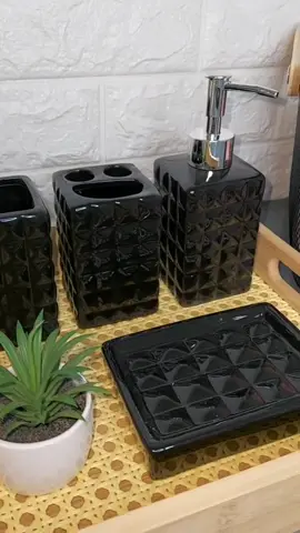 Novo kit para banheiro 😍👉🏼Arrasta para o lado, qual o seu preferido, branco ou preto? 👉🏼Jogo 4 peças: 01 saboneteira, 01 porta sabonete líquido, 01 porta escovas e 01 porta objetos. Composição: cerâmicaVenha garantir o seu e deixe seu banheiro ainda mais lindo!