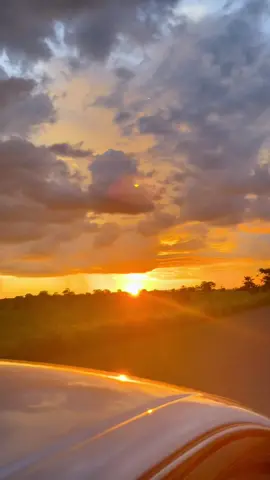 Que hermoso atardecer en carretera los llanos Guariqueño  #guarico #paseo #latinosenelmundo #llanuravenezolana #llanura #venezuela4x4