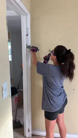 We’ll be sleeping without protection to the rest of the house 🙃 #firsthome #oldhouse #ratproblems #ratinfestation #homeissues #storytime #diyhomereno #renovationprogress #diyhomeprojects #diyhouserenovations #homemakeover #diyhomeimprovement #housetransformation #oldhouserenovation #housebeforeandafter #damagedhome #infestedwithroaches #roaches