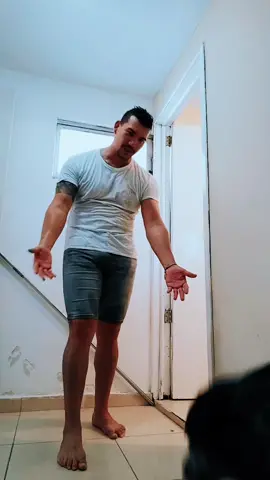 pasa nadando en la piscina y así se porta cuando le toca el baño quien lo entiende