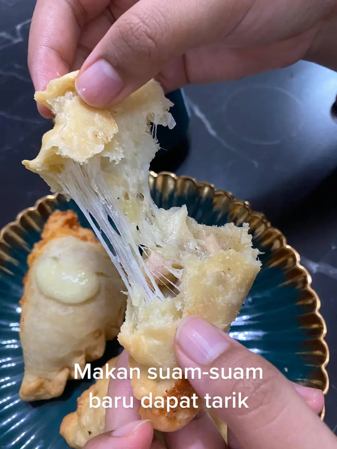 Anak-anak akak suka makan karipap cheese ni. Layan buat stok kat rumah. Nak makan, goreng. I’m a happy mom.