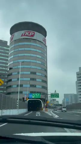 Highway through a building #tkp #osaka #highway #japan #fyp #toyota #86 #roadtrip #大阪 #日本