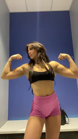 y’all see that dust fly across my screen too #gymgirl #foryou #fypシ #GymTok #trendingsound tik tok im 18!!