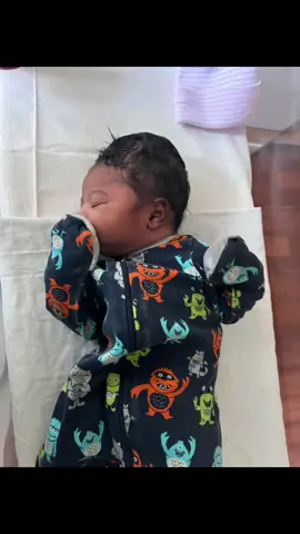 All that heartburn that kept me up at night paid off😩 Him got so much hair🥺🫶🏽 #ReTokforNature #newbbay #newbornboy #tristyn #MomsofTikTok #heartburn 