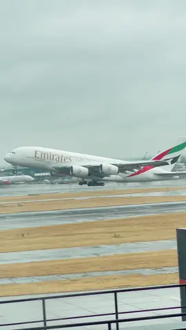 Emirates Taking off from London🇬🇧 Heathrow to Dubai 🏖 in a rainy afternon #emirates #heathrow #airbus #airbus380 #a380 #airport #london #dubai #takoff #landing #landinggear #plane #planespotter #planespotting #bolivian #airbuslovers #boliviano