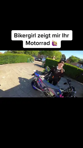 Bikergirl zeigt mir Ihr Motorrad 🙋🏼‍♀️ #davidbost #motorrad #bikergirl #gehtsteil #supermoto