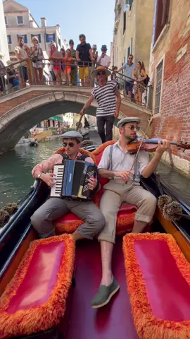 La vita e bella 🇮🇹 Piero y @Horacio Arbiza  en Venezia ✨ #italy #italia #uruguay #trending #viral #fyp #foryourpage #venezia #venecia #lavitaebella #pieroyhoracio #italian #uruguayos 