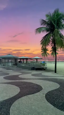 E esse céu de Copacabana? 😍 #copacabana #riodejaneiro #rj #amanhecer #sky #nature #praia #bike