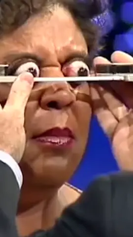 A mulher que possui o globo ocular projetado mais longe do rosto