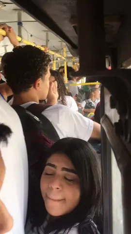 A vida do estudante não é fácil, só pra quem pega o 777 todo dia e sabe oque é isso kkk #777 #onibus #riodejaneiro #lotação #onibuscheio #lotado #fy #fyp