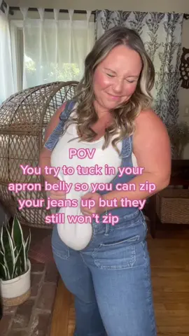 Sometimes the apron belly doesnt let you zip the pants- it happens 🤷🏼‍♀️🤣 #bodyneutral #curvybody #apronbelly #mombod