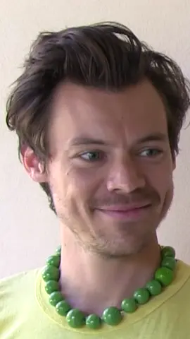 Here’s a clip of a *new* interview i did with Harry Styles ! Check out the *FULL* version  (link is on BIO) #harrystyles  #harryshouse #loveontour  #nardwuar #dootdoo