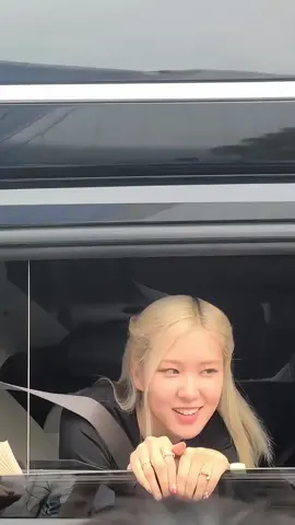 Rosé Crying 😭 lâu lắm rồi em bé mới được giao lưu với fan nên nhỏng nhẽo xíu ấy mà 🥰#rosé