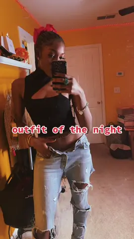 its giving chill+sexy #Inverted #OOTD #outfitdetails #aliceandolivia #burberrysneakers #levijeans #casualdatenightoutfit #jeansoutfit #casualdinneroutfits #outfitofthenight #whatiworetoday #casualsexy #burberrybag #burberry #knotlessbraids #lowrisejeans #lowrisejeansoutfit #rippedjeans #rippedjeansoutfit #blackshirtoutfit #sneakersoutfit #chilloutfit 
