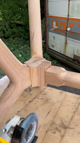 Shaping out a smooth transition on this base from legs into the connecting beam 🤙🏼 #woodworker #wood #LearnOnTikTok #sanding 