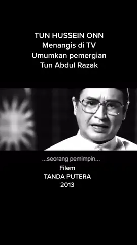 Aktor Hasnul Rahmat melakonkan semula peristiwa Tun Hussein Onn membuat pengumuman rasmi. Tangisan dan esakan yang tidak dapat dibendung. Begitu besar dan tinggi kasih sayang buat Tun Abdul Razak #filemmelayu #filempatriotik #sejarahmalaysia #lagenda #senimansilam #tandaputera #merdeka 