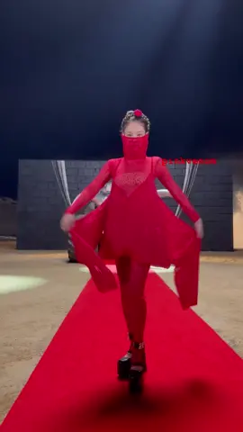 look at Jennie’s heels !! #blackpink #pinkvenom #kimjennie #jennie #theidol 