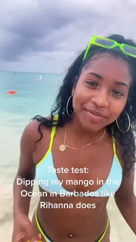 Trying for the first time a Mango dipped in the Ocean like @rihanna does.  #fyp #carribean #carribeantiktok #tastetest #foodietiktok #barbados #viral 