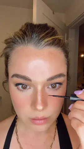 Sun kissed skin + foxy eyes look 🦊 ☀️ 👆 Do u want to achieve the “after sun” look? This is a good make up if you want to look like you spent the weekend at the 🏝☀️🕶 - Do not apply foundation, only concealer under eye and places with imperfections. - Use a creamy blush and apply it in a “V” motion on your cheeks and use same one on lips. - Apply some highlighter on nose and upper cheeks. - Contour your face (nose, upper cheeks and jawline) - Apply liquid liner and mascara - I used “freck XL” by @freck to simulate after sun freckles.  And you’r ready to go ✨🤌#makeup #makeuptutorial #diormakeup #iliabeauty #Eyeliner #foxyeyes #freckles 