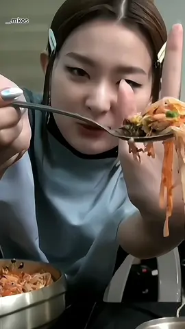 bibimbap and Seulgi🐻🍙🍳 #seulgi #eating #redvelvet #kangseulgi #eatingshow #fypシ #foryou #foryoupage #kpop #kpopeating #eatingshow #drinking #xuhuong #xh #viral #fancam