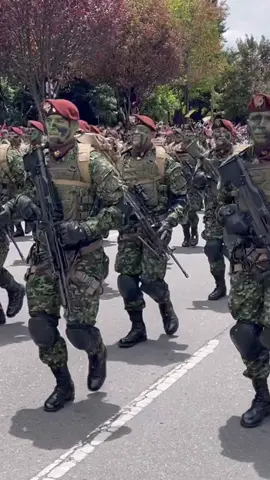 Nuestros COMANDOS del @Ejército Nacional de Colombia #Comandos #CaboValencia #Militar #Soldados