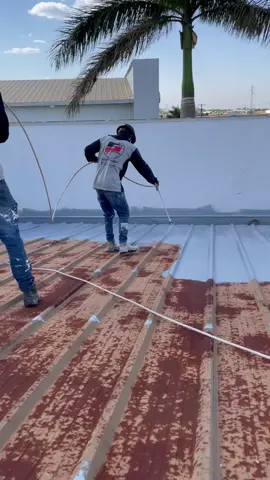 Revitalização de telhado, aplicação borracha líquida.