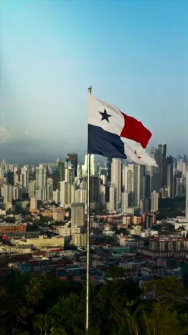 DESCUBRE:   Donde todo tiene una historia   📍 Cerro Ancón, Ciudad de Panamá   El Cerro Ancón, con su 199 m de altura, domina el paisaje del centro de nuestra ciudad. Es un importante parche de bosque tropical, refugio de animales como ñeques, monos, perezosos, armadillos, coatíes y venados. Esta área protegida municipal es también un punto estratégico para las aves que pasan por la Ciudad durante sus migraciones. Desde la cima del Cerro se observa una vista panorámica majestuosa de toda la Ciudad de Panamá.   CÓMO LLEGAR:   🚗 Para llegar al Cerro Ancón hay dos opciones: una es subiendo a pie por Mi Pueblito, por unas escaleras al costado de la Avenida de los Mártires que dan acceso al camino, y otra que es entrando por el barrio de Quarry Heights. Caminarlo demora unos 30 minutos y es de una dificultad fácil.   RECOMENDACIONES:   🥾 Lleva zapatillas o botas de hacer senderismo   ☂️ Lleva protección contra el clima, por si llueve o hace mucho sol   🌿 Cuida la naturaleza en el camino, no te lleves nada del área   📸 Toma muchas fotos de la hermosa vista   🗑️ #SiVisitasNoEnsucies   #MilKilometrosDeSenderos #DescubreTuNaturaleza #PanamaPorNaturaleza 
