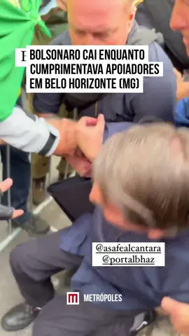 Nesta quarta-feira (24/8) Jair #Bolsonaro esteve em Belo Horizonte (#MG) em continuação a sua agenda de comícios. Em um vídeo divulgado nas redes sociais mostra o momento em que Bolsonaro pisa em falso e acaba caindo enquanto cumprimentava seus apoiadores na Pampulha, bairro da capital mineira, antes de iniciar #motociata pela cidade #TikTokNotícias
