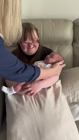 She was so gentle with her and loves her so much 🥲🥲 #fyp #foryoupage #mumsoftiktok #babytiktok #babytok #sisters #meetingforthefirsttime 