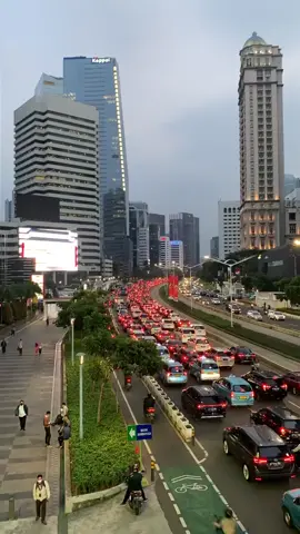 Suasana jalanan Jakarta saat pulang kerja: ramai lancar seperti biasa. Hati-hati di jalan, Jakartans! 😊 🎥 by @agoes_bimaa  #jakartastreet #lovejkt #lovejakarta #streetsofjakarta #fyp 