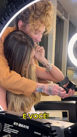 O episódio de hoje está diferente…  pedi minha namorada em casamento.  Hoje abro para mais de 425 mil pessoas minha intimidade… ….CARTA ABERTA PARA MEU AMOR….  Entendi 2 anos atrás quando te conheci que estava diante de uma mulher decidida, cheias de manias e princípios… Entendi que os gestos falam mais que palavras. São ações que descrevem sua coragem, determinação e lealdade…  Ações essas te fez em 1 mês de namoro largar tua vida completamente organizada e cair de paraquedas na bagunça da minha…  Tivemos que enfrentar tantas coisas e não desistimos…  Aprendemos que a conversa nos tornava mais fortes e que as diferenças nos impulsiona ao amor maior…  Você dia, eu sou noite…  Você ama flores e eu prefiro espinhos… Você encontra paz na cachoeira e eu no mar…  Você ama livros e eu amo série…  Você gosta de casa organizada, eu sou a verdadeira bagunça…  Você nunca decide nada, sempre me pede pra decidir tudo…  Eu sou de Áries e você de libra…  Você é meu oposto complementar e também meu ascendente…  Quem liga? Ahhhh eu ligo!  Eu te espero no altar pra afirmar todos os votos que já te fiz e faço sempre…  Pra ouvir os seus e viver ao teu lado do jeitinho que estamos…  Somos a diferença… e também a soma de querer o nosso amor.  Eu precisei esperar, desculpa por demorar… Esperar o momento exato que você jamais imaginaria… de quebra ainda ganhou um cabelo novinho rsrs…  Precisei esperar pq tinha que ser especial… Obrigada por me aceitar…  #explorar #explore #emalta #challangetiktok #salaodebeleza #emaltatiktok #casamentoascegas 