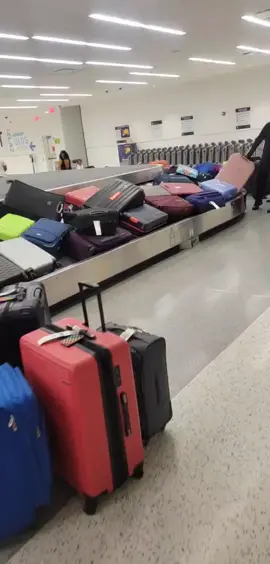 good old jet blue in jfk..... yup my luggage was broken 😑😒 #nobueno #whatamess #jetblue #brokenluggage