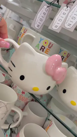 she’s so cuteeee 🐱💗 #fyp #hellokitty #pink #childhoodmemories #childhood #aesthetic #homegoods #hellokittymug #decor #Home #coffee #forthegirls #viral #shopping #musthaves #pinkmug