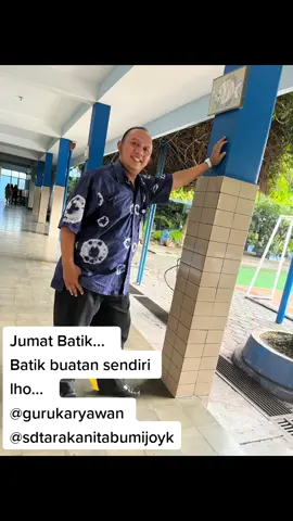 Jumat batik... Melestarikan budaya adiluhung bangsa. Bapak Ibu guru dan karyawan SD Tarakanita Bumijo Yk dengan batik karya sendiri... Cinta Budaya Indonesia❤ #yayasantarakanita #sekolahjogja #tarakanitaschool #fyp