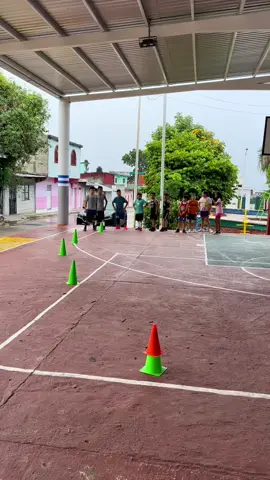 Recepcion, parado, finta y entrada a canasta. Basketball #basketball #basquetbol #trainingday #workout #entrenamiento #trainingbasketball #teambasket #clubbasketball #ejercicio #ejerciciosdebasquetbol #balon #deporte #basket_infantil #pases #driblingskills #eurostep #parati #following 