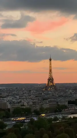 Eiffel Tower Sparkle 💖✨ at Sunset from the ferris wheel 🎡 at Tuileries #eiffeltower #eiffeltoweratnight #eiffeltowerparis #toureiffel #toureiffelparis #eiffeltowersparkle #eiffeltowernight #eiffeltowerview 