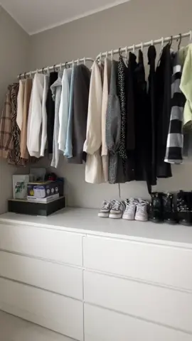 Van slaapkamer tot kledingkamer / inloopkast #kledingkast #wardrobe #kleding #fashion #inloopkast #walkincloset #kledingrek #slaapkamer #bedroom #dressingroom #kledingkamer #kastenkamer