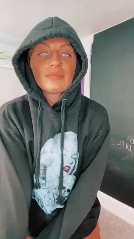 Pulled a muscle in my shoulder/neck so there’s no way I’m front rolling off a bed anytime soon 😆 #thiswilldo #transition #marilynmonroe #throwbackhoodie #blueeyedgirl #amazonfind #wishlist 