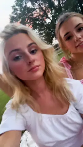 @carolinecham 🌸🌸🌸🌸