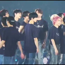 น้องจีซองเอามือจับหน้าละซองชานเดินเข้ามาจับไหล่ คิดว่าน้องร้องไห้ ซองชานแสนดีเนอะ🥺💘 #sungchan #jisung #sungjisung 