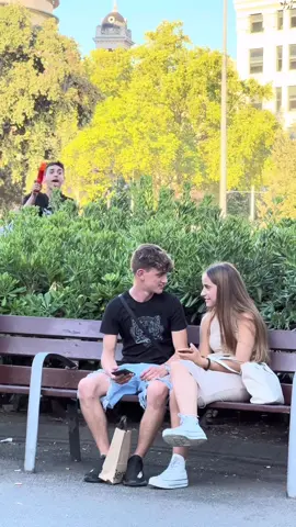 Me habían pillado y yo seguía tirando agua 🤣🤣🤣 no podía verles la cara🤣 #prank #pranks #humor #bromas #naruto #otakuboy #usemboy #barcelona