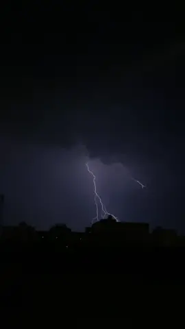 سماء محايل هذا المساء بعدسة محب #بروق_ورعود #بروق #امطاراليوم #محايل_عسير #محايل #تصويري 