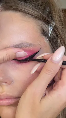 Eye makeup tutorial in 7 seconds vs makeup in 60 minutes 😍 #eyesmakeup #makeuptutorial #eyemakeuptutorial #videomakeup 